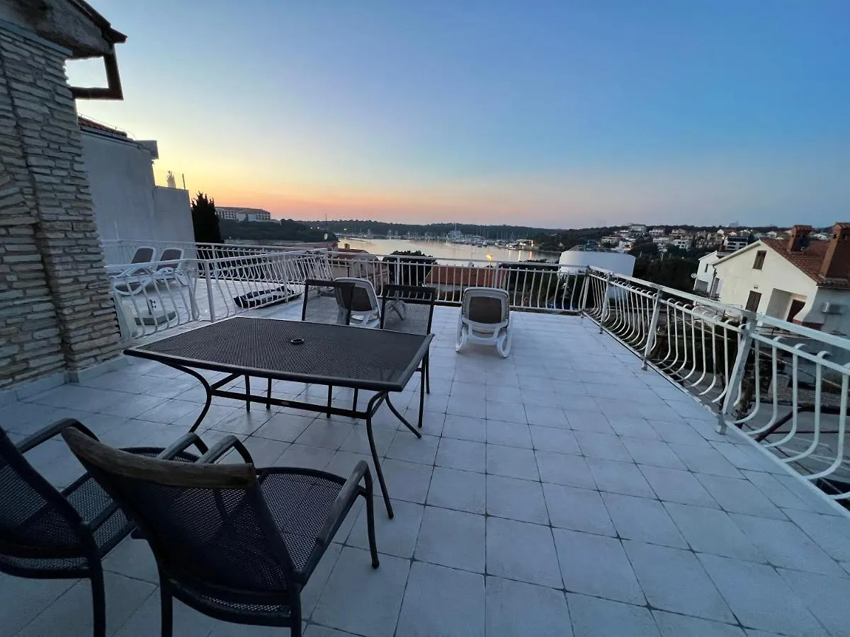 Apartments By The Sea Pula