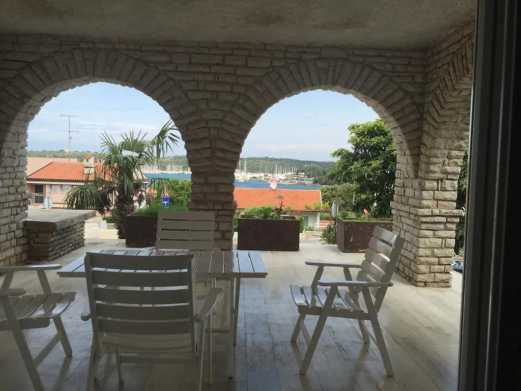 Apartments By The Sea Pula