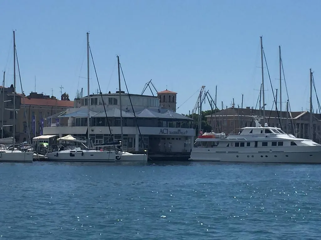 Apartments By The Sea Pula
